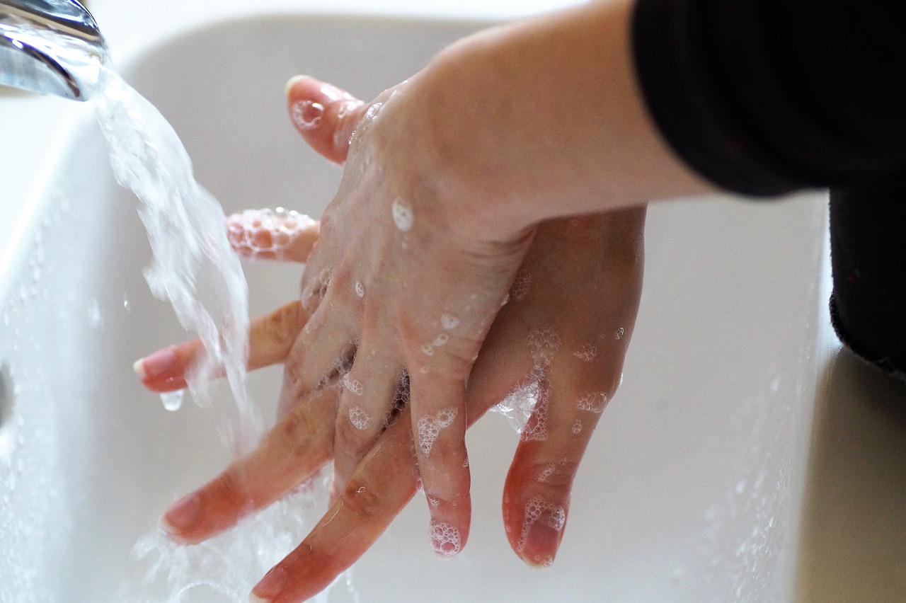 Se laver régulièrement les mains à l’eau et au savon ou avec une solution hydroalcoolique